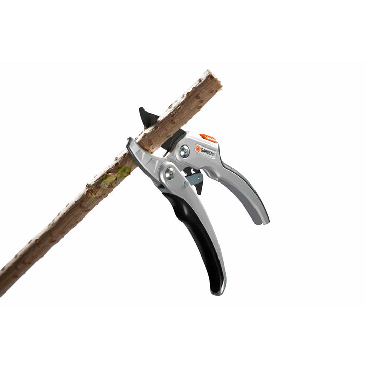 GARDENA Comfort Ratchet Secateurs (Pruners) SmartCut